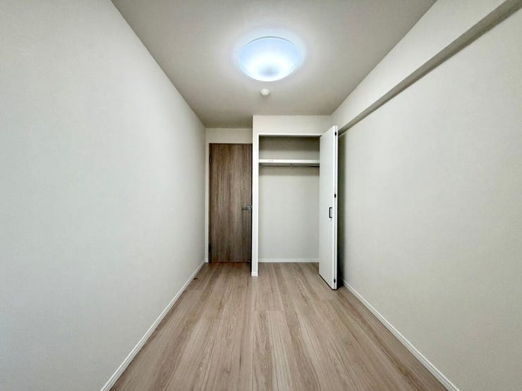 〈4.7帖〉ハンガーパイプ付きの収納は、「たたまない収納」を実践し、効率よく衣類を収納することができます♪