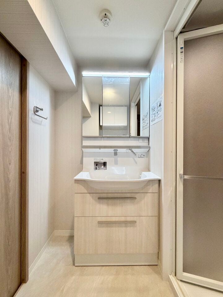 収納力と機能性に優れたお手入れラクラク洗面化粧台