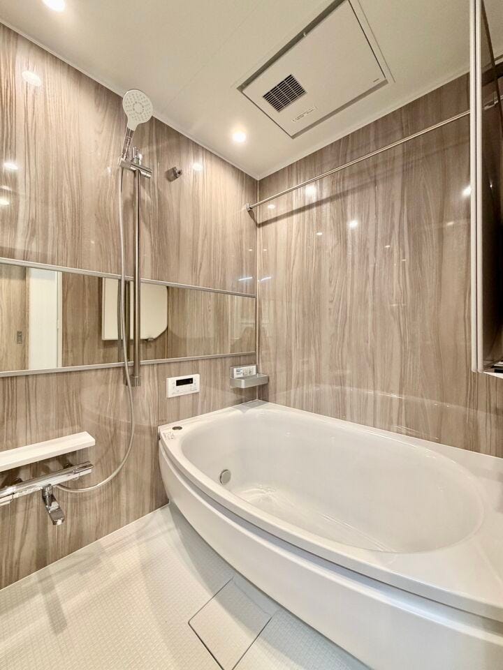 幅が広くゆったりとした浴槽で日ごろの疲れを癒しましょう♪