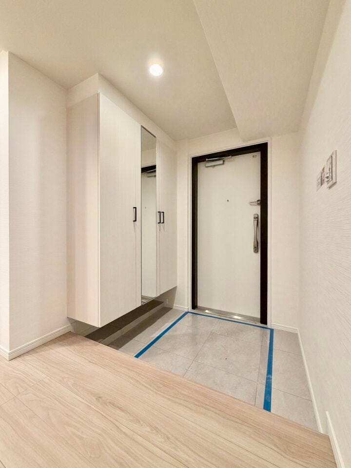 大きなシューズボックスでスッキリとした玄関♪人感センサーライト付きで夜の帰宅も安心♪