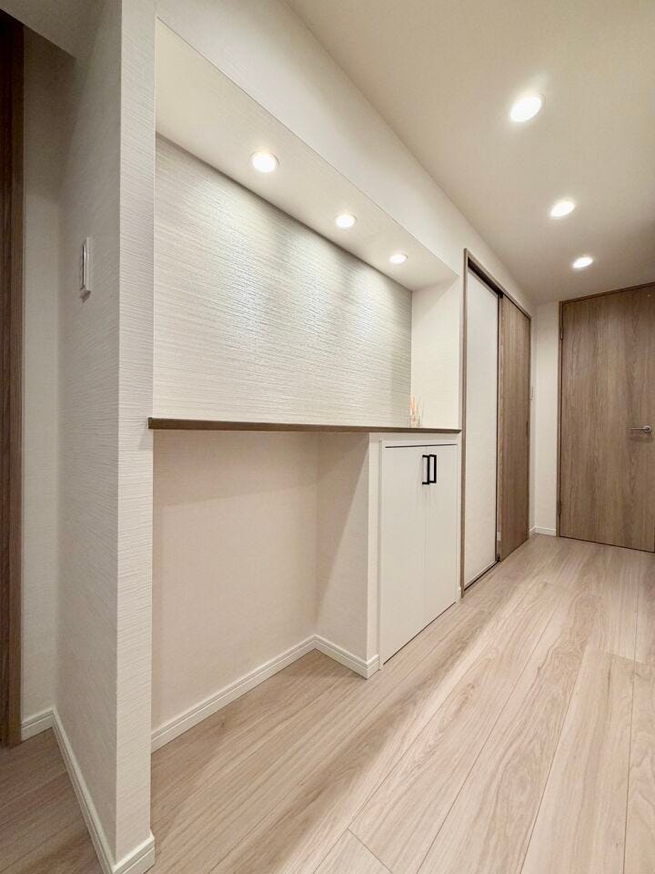 廊下のおしゃれなカウンター♪写真や小物であなた好みの空間に♪