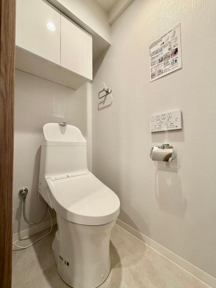 お手入れしやすい温水洗浄便座で、毎日快適♪スッキリ片付く収納付き♪