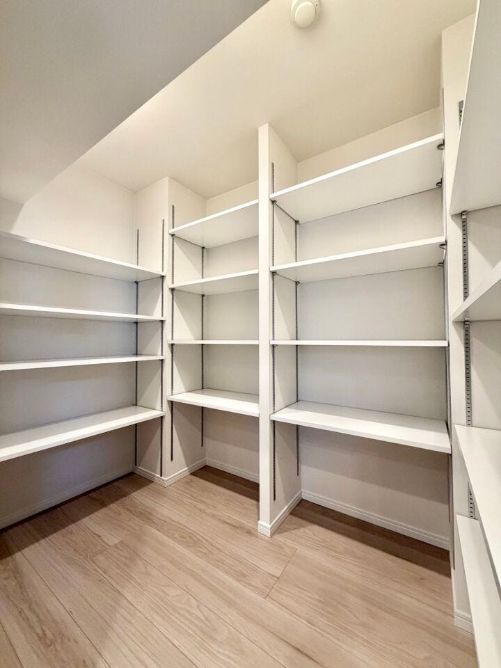 〈パントリー〉食料品や日用品のストック、災害用品の備蓄、使用頻度の低い調理器具や食器なども収納できます。