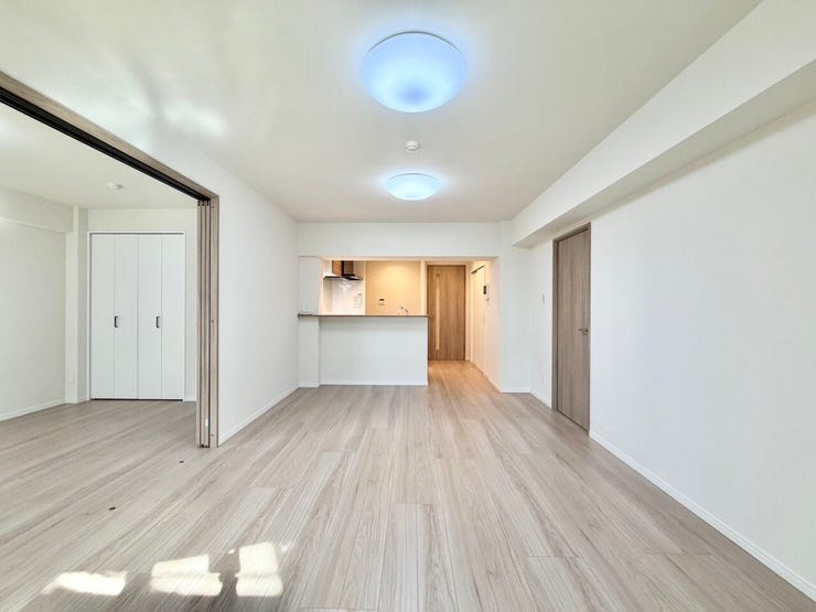 隣接する洋室を開放すると、20.4帖の空間が広がります♪