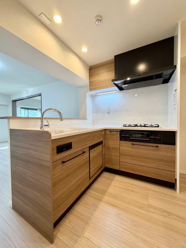 美しく、そして使いやすいL型キッチン。デザインや素材、収納力にこだわりました。