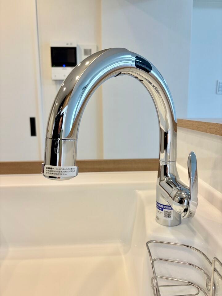 タッチレス水栓で、汚れた手でも触らずに吐水・止水できるのが便利です♪