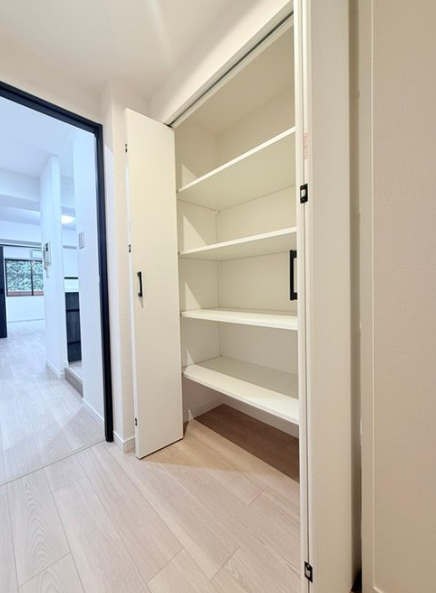 廊下には大き目の収納ありです♪