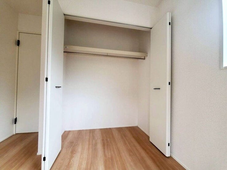 【Bedroom】クローゼット完備で収納力◎。家具の配置もしやすい機能的な洋室です。