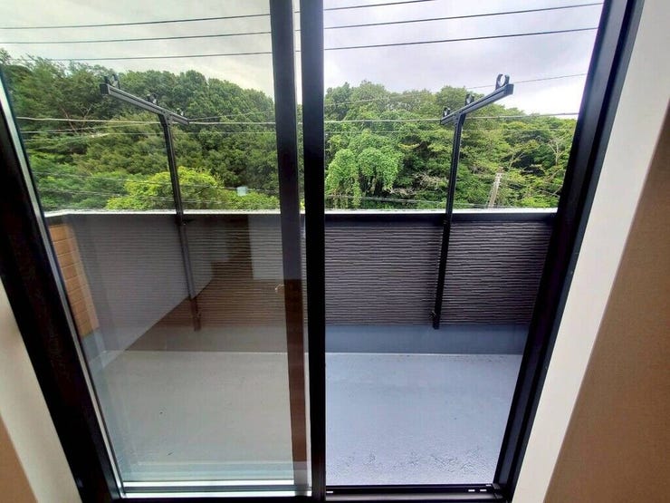 【Balcony】日当たりの良いバルコニーはお洗濯物がしっかり乾きやすく、毎日の家事にも重宝します。