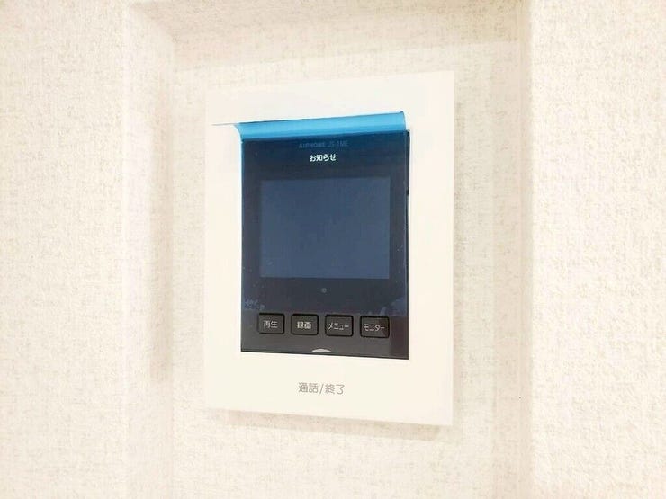 【Facilities】来訪者を確認できるモニター付きインターホンで、防犯面も安心です。