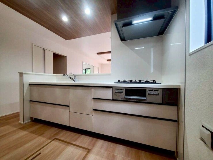 【kitchen】広めのキッチンは料理のしやすさを追求した設計。収納も豊富で作業がしやすい空間です。