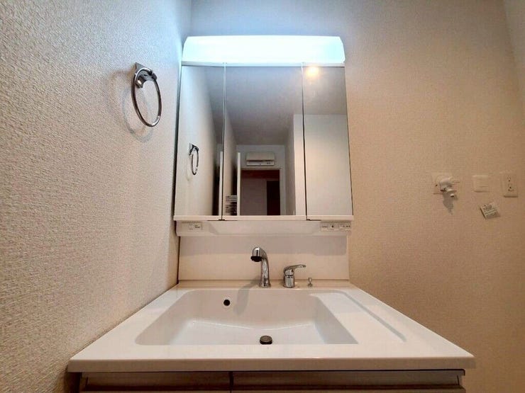 【Washroom】毎朝の準備がスムーズに。広めの洗面台と収納が使いやすい洗面所です。