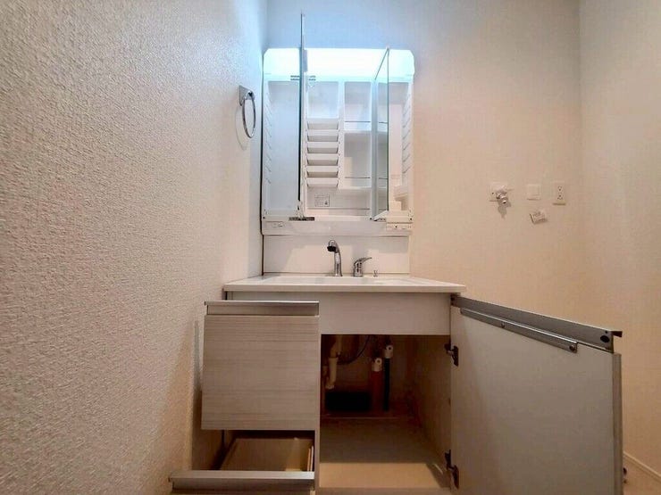 【Washroom】すっきりとしたデザインで、毎日の生活が快適に。収納も豊富な洗面所です。
