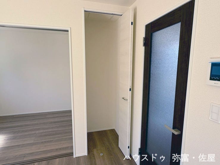 あると便利なリビング収納☆非常用品や掃除道具など収納できます(^^)