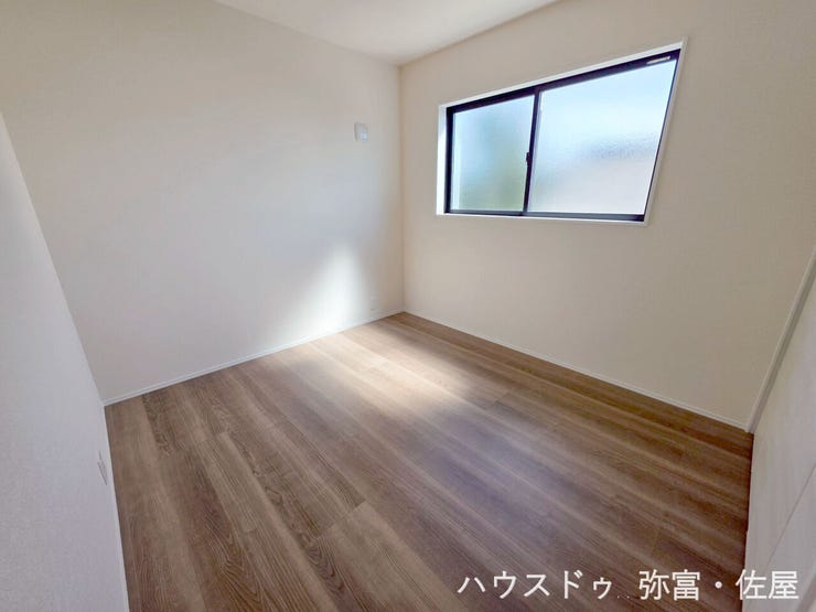 南側に面した約5.2帖の洋室☆
