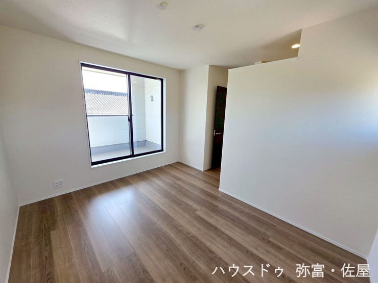 バルコニーに面した約7帖の主寝室!