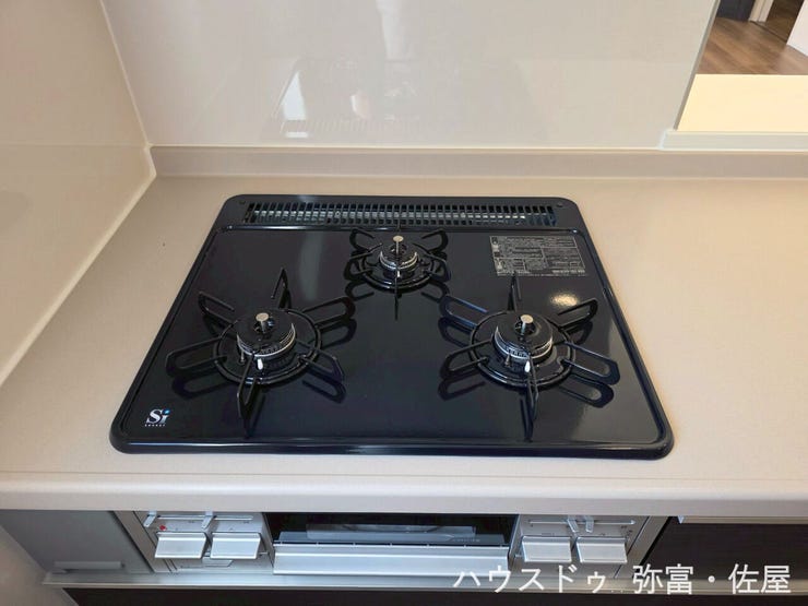 作った料理を置いておく場合等3口目があると重宝します☆コンロの位置によって火力が異なり、グリル部分も含めると最大4箇所での同時調理が可能です!一度にたくさんの料理を作るご家庭におすすめです(^^)