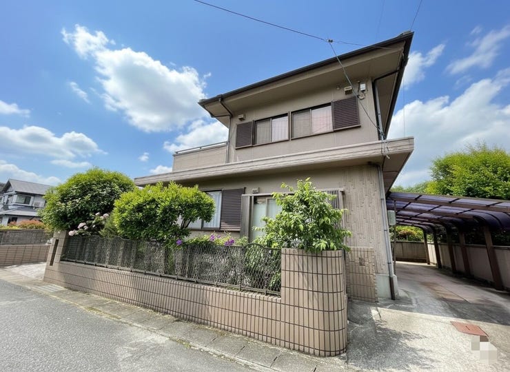 【外観】
前面がしっかり舗装されており、並列での駐車や、来客時にも対応できるゆとりがあります。