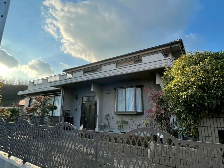 道路との境界には、高さのあるしっかりとしたフェンスが設置されており、防犯面で優れています。