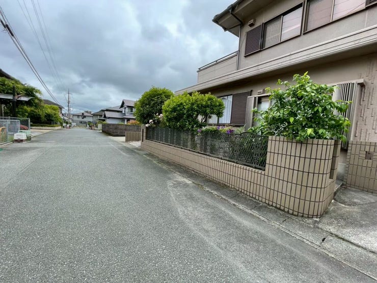 前面道路の交通量も多くなく、広い為余裕をもって駐車できそうです。