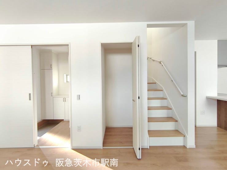 リビング収納と2階への階段