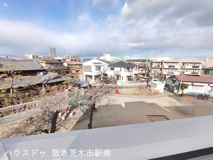 家の裏に公園があります。