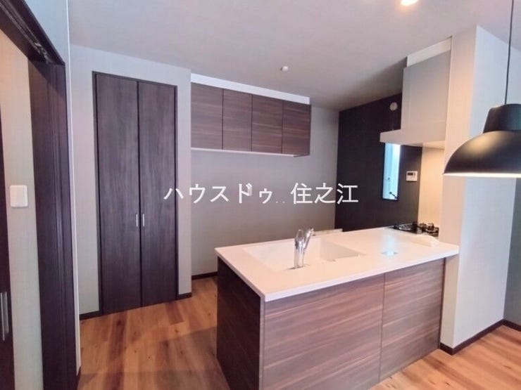 リビングで遊ぶお子様を見守りながらお料理ができる対面キッチン