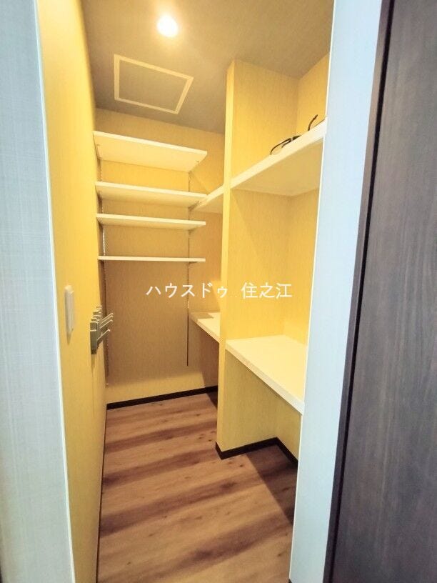 キッチン横に収納棚がございます。食品のストックがたくさんできるので便利ですよ♪