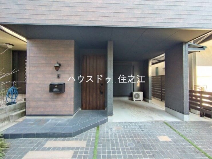 ★屋根付きのガレージですので雨の日の乗り降りや車が汚れなくて済みそうですね♪