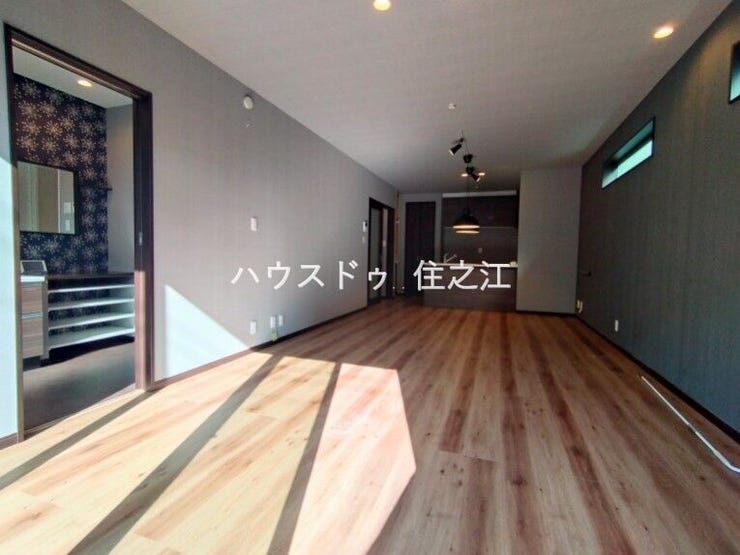 ソファーやダイニングテーブルを置いてもゆとりのある広さのリビングです