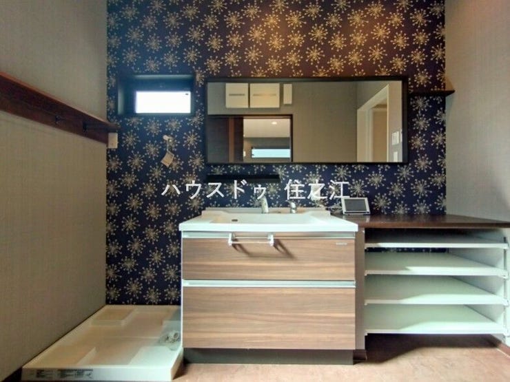 洗面台横に収納棚ございます