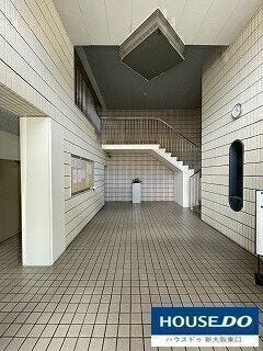 白基調の綺麗なエントランスです。