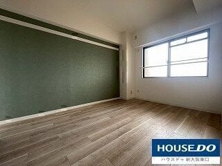 6帖の洋室です。窓と収納付いてます。