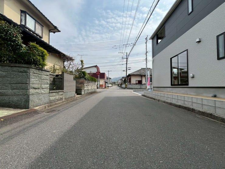 東側の前面道路です