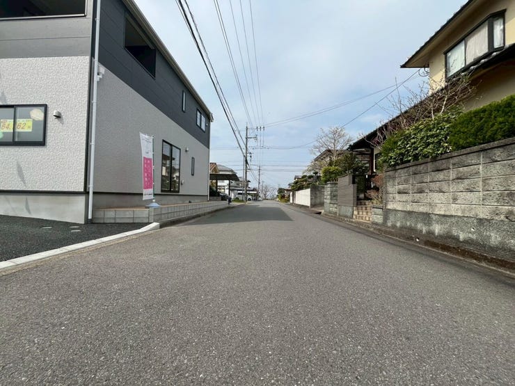 東側の前面道路です