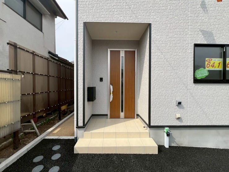 外から見た玄関です