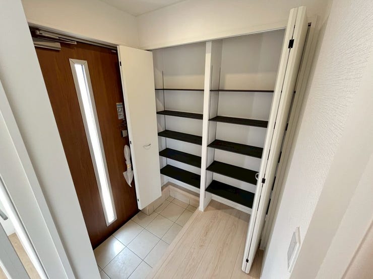 玄関収納/棚が動かせるので使い方は自由です♪