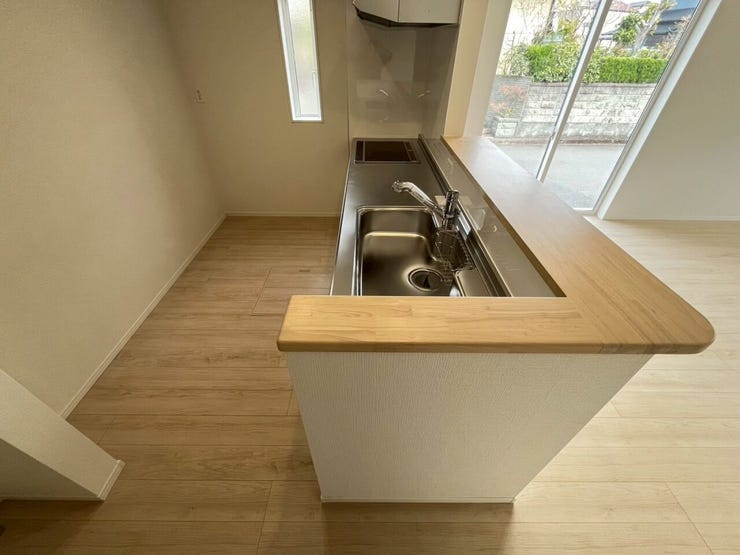 冷蔵庫もスッキリ入るキッチンです