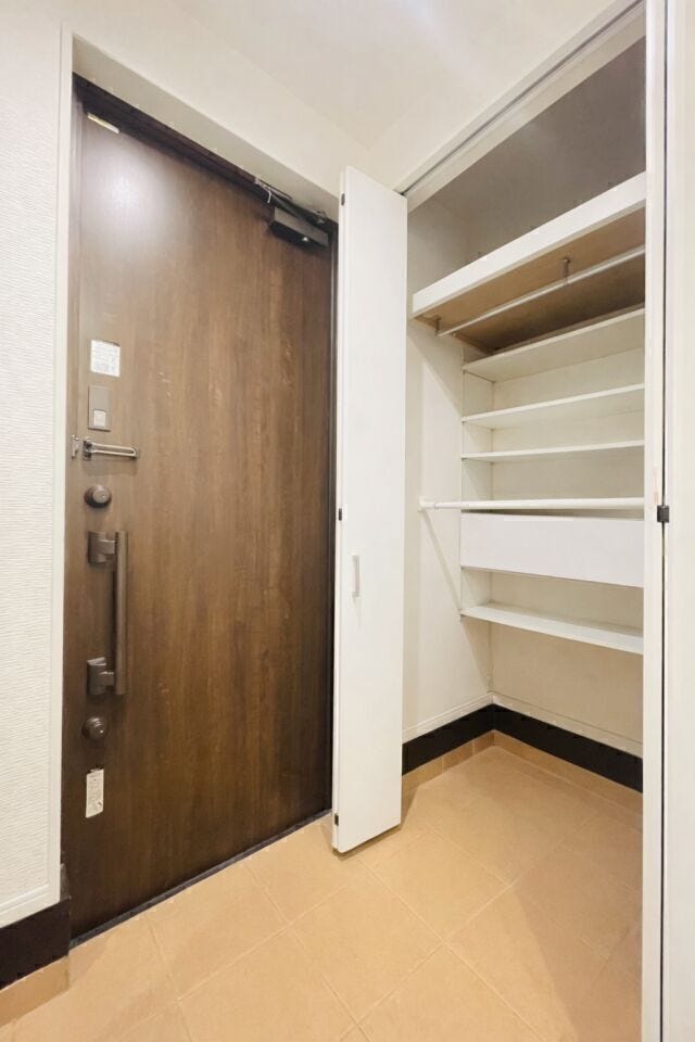 玄関収納もたっぷりご用意★
※家具消しの修正を行っております。