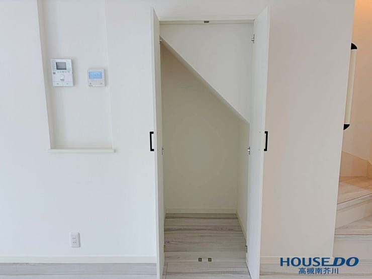 階段下の収納です。
このような収納がお部屋をすっきりさせてくれるのでありがたいですね。