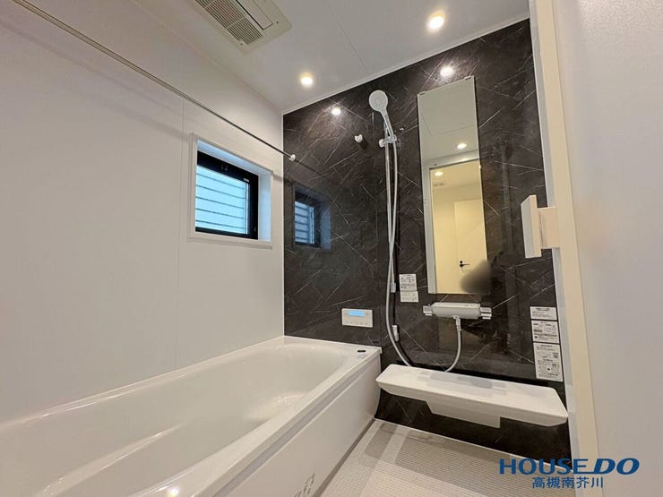 黒の壁がお風呂の雰囲気を引き締めます。
広い湯船で足を伸ばしてお湯に浸かりリフレッシュ!!
雨の日、花粉の時期に浴室乾燥機大活躍します。