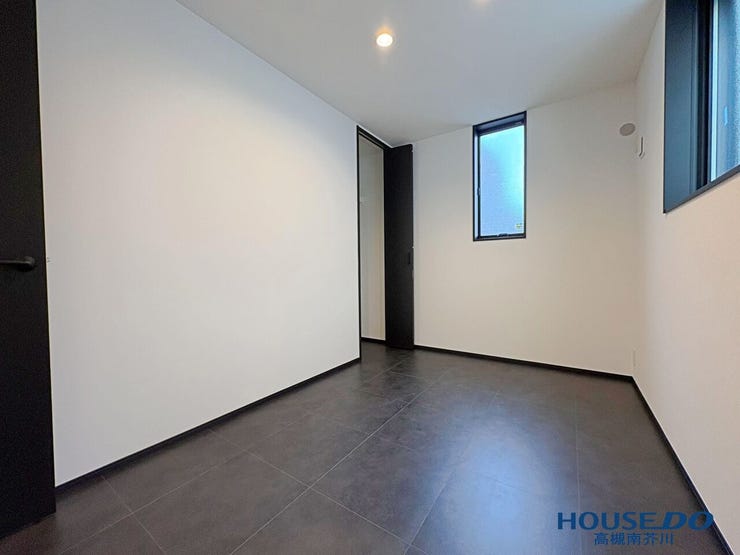 納戸ですが、窓の2カ所あり太陽の光が差し込みます。
他の部屋と異なるフローリングが異なる印象を与えます。