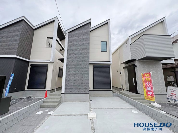 【外観】
スタイリッシュでありながら落ち着いた色合いの外観が目を引きます。
駐車並列2台(普通+軽)は嬉しいポイントです。