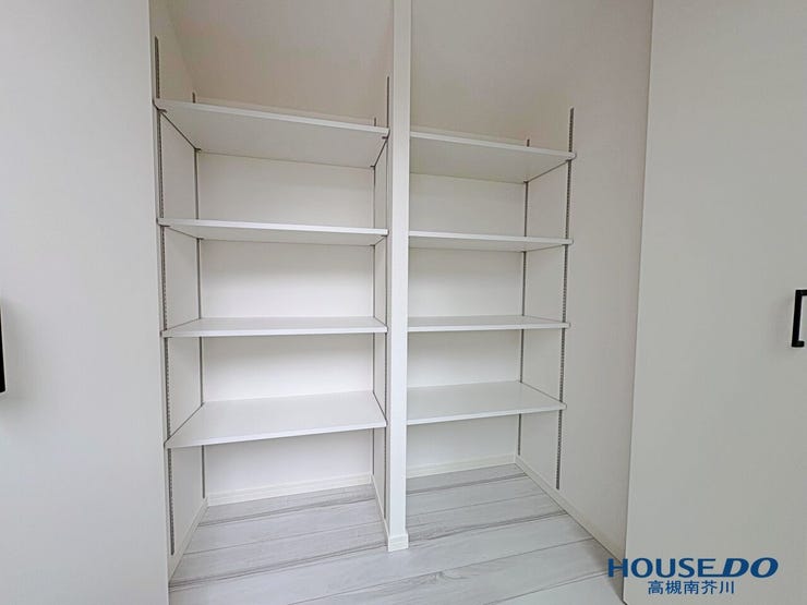 棚板を移動すれば大きいものから小さいものまでスッキリ収納できそうです