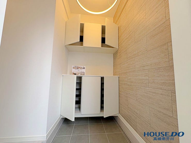 引き戸の玄関ドアを開くとおしゃれな照明の広い玄関が現れます。
玄関収納もたっぷりですよ。