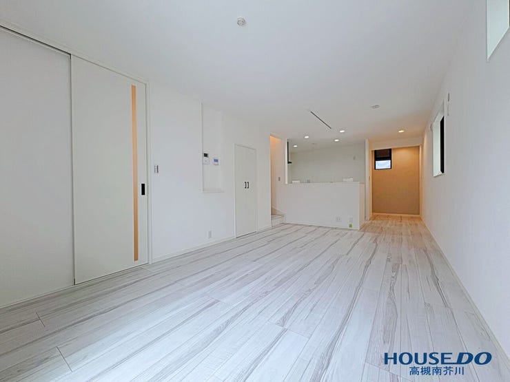 広いLDK16.1帖。
きれいな形の部屋なのでいろいろ家具の配置など家族で楽しめますね。