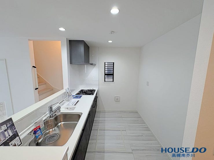 キッチン後ろのスペースしっかりあります。
冷蔵庫、カップボードなど置いてもまだ余りそうです。