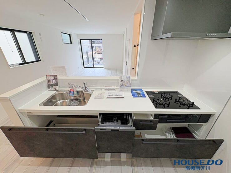 キッチンの下にもしっかり収納があります。
食器洗い乾燥機完備で家族との団らんの時間も楽しめます。