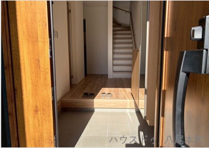 来客を気持ちよく迎える明るい玄関。収納スペースを備え、靴や小物も整理しやすい設計です。