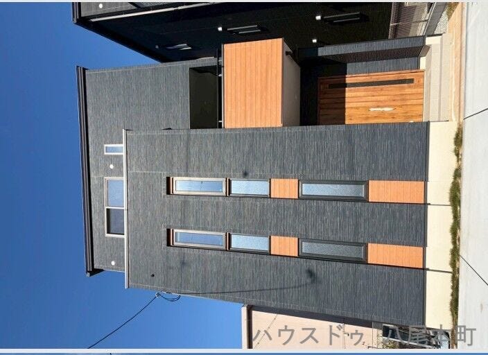 【外観】
落ち着いた色合いとシンプルで洗練された外観デザイン。街並みに調和しながらも新築ならではの存在感が際立つ一邸です。